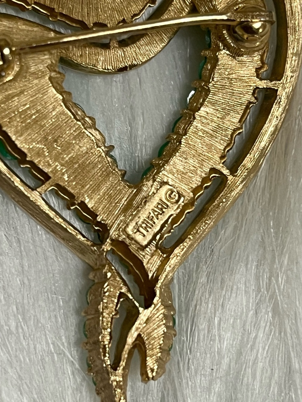 Vintage Trifari Green Heart Brooch - Picture 7 of 11